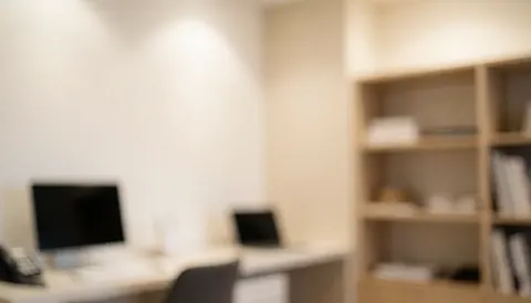 Fond d'étude avec étagère, table de travail et ordinateurs, idéal pour les textes de cours de danse