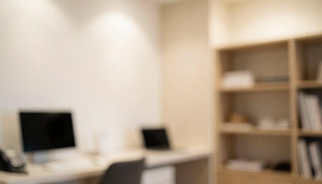 Fond d'étude avec étagère, table de travail et ordinateurs, idéal pour les textes de cours de danse