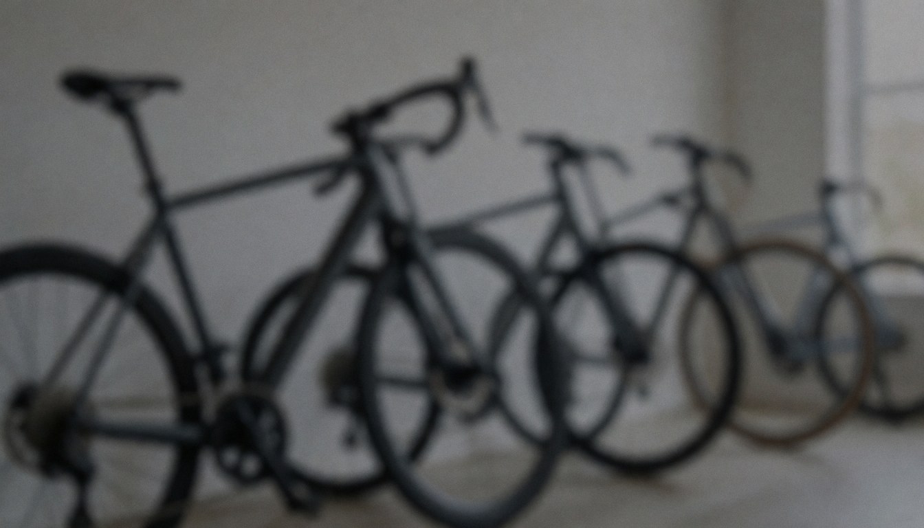 Arriere-plan neutre d'un atelier de reparation de cycles avec des vélos alignés, eclairage doux et couleurs sobres ideales pour ajouter du texte.