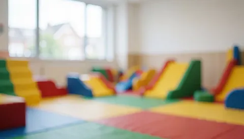 Fond d'un espace de jeu sécurisé pour jeunes enfants avec des couleurs douces, des jouets et des matériaux mous, idéal pour illustrer des textes sur la sécurité des tout-petits.